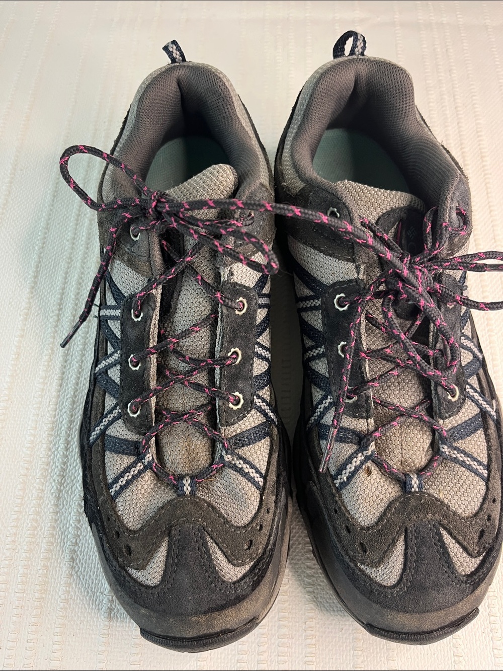 Columbia "Ashlane low" Women's 8 hiking shows good condition but  FLAW tiny hole